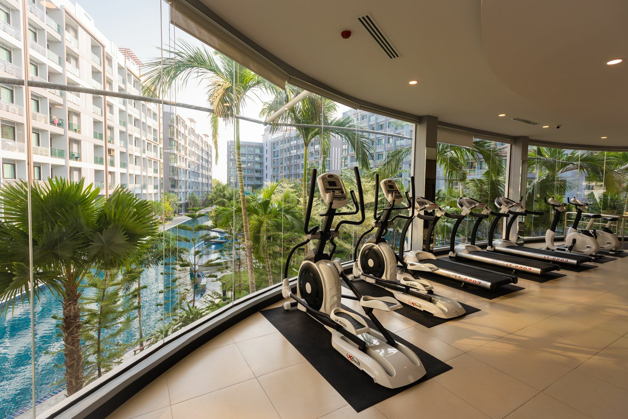 Апартаменты Dusit Grand Park Джомтьен Экстерьер фото